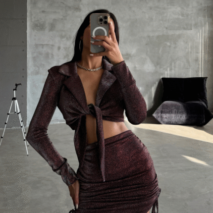 SİMLİ KUMAŞ BAĞLAMA DETAYLI CROP BLUZ KISA BÜZGÜ DETAYLI ETEK Bordo