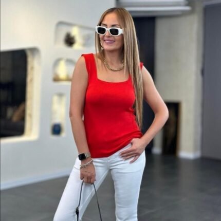 Kare Yaka Kalın Askılı Beyaz Triko Bluz