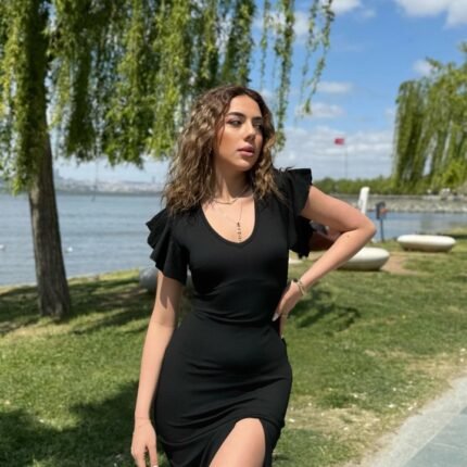 Kadın Kısa Kollu V Yakalı Kolları Volanlı Yandan Yırtmaçlı Kısa Janjan Krep Elbise