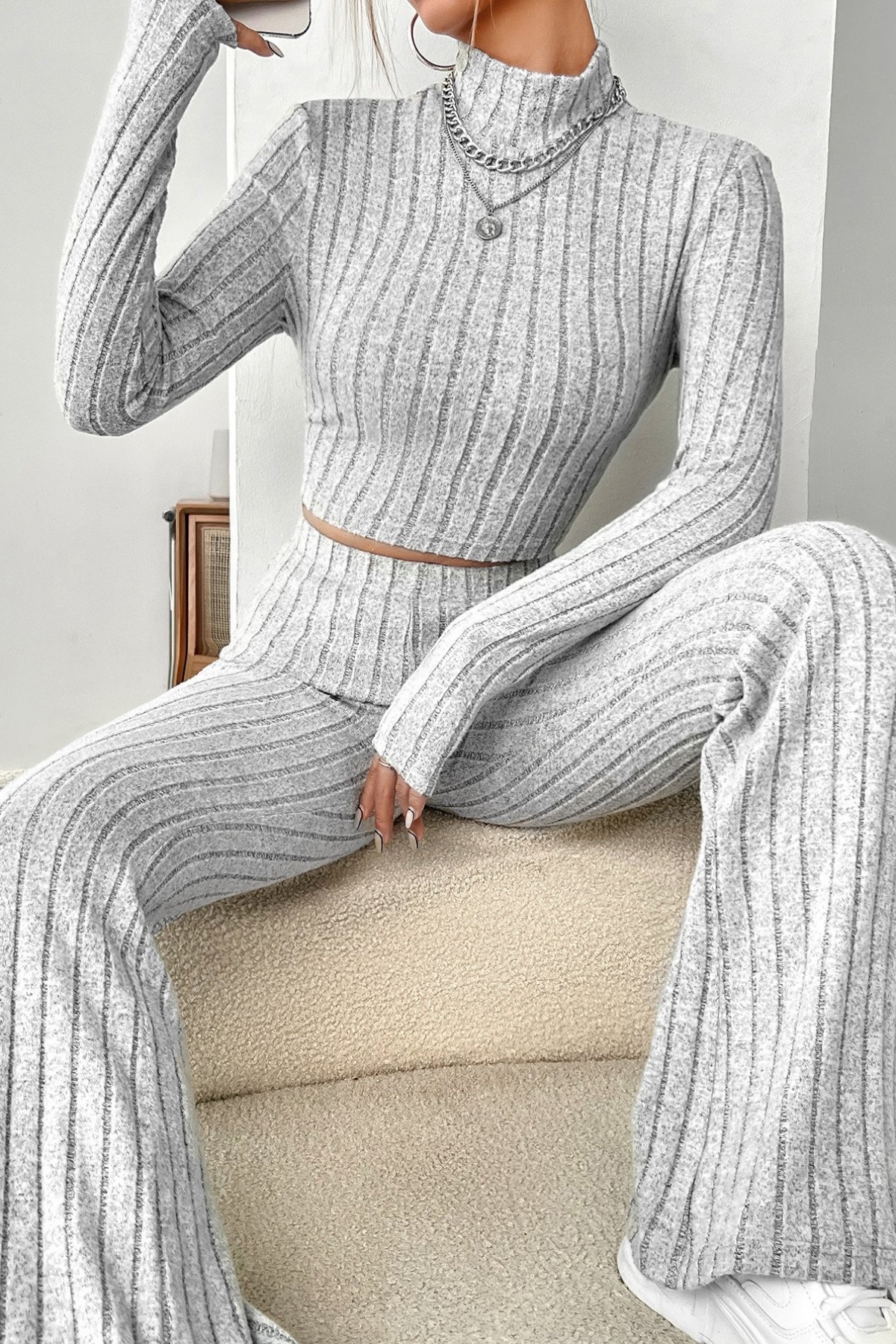 Kadın Gri Çizgili Boğazlı Crop Top ve Yüksek Bel Pantolon Takım