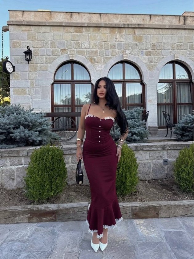 Kadın Güpür Dantel Detaylı Gizli Fermuarlı Midi Boy Elbise