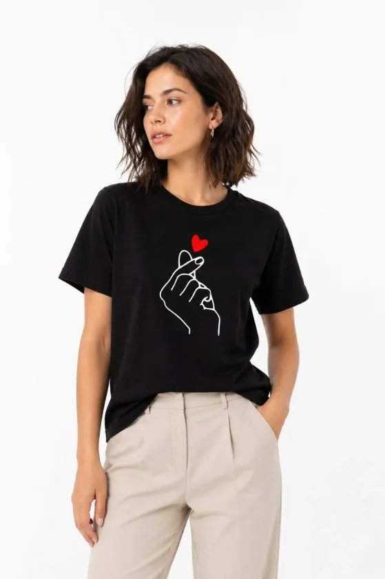 Kore Parmak Kalp Aşk Temalı Minimal Baskılı Tişört Yazlık Kısa Kol T-Shirt